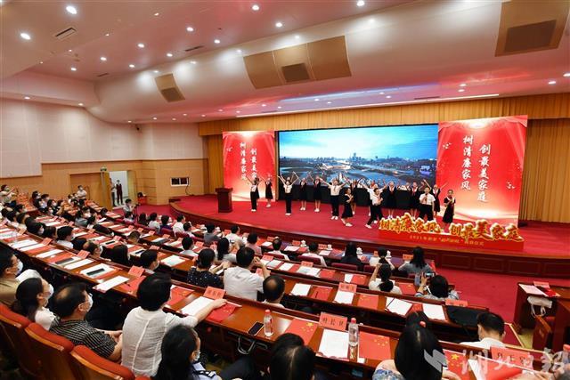 荊楚最美家庭儀式現(xiàn)場(chǎng)1.jpg 荊楚最美家庭儀式現(xiàn)場(chǎng)1.jpg